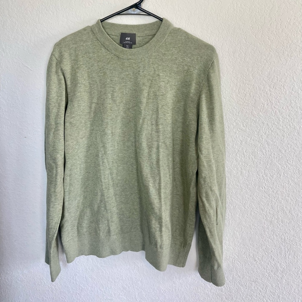 H&M men's slim fit green lightweight sweater. Stylish for Fall and Winter!